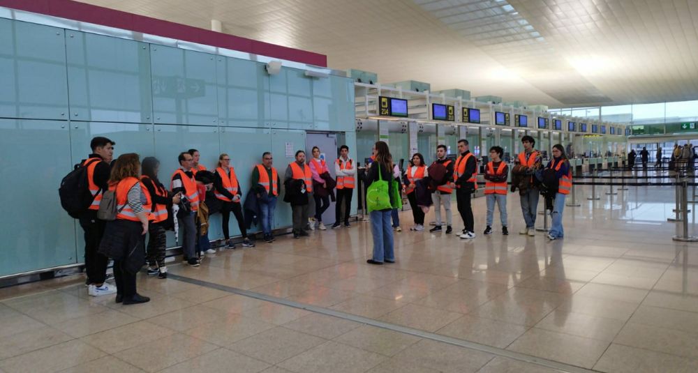 persones visitant l'aeroport de Barcelona