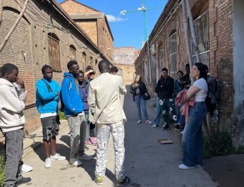 Una visita amb impacte: joves del Llença’t coneixen de prop l’esperit transformador de Top Manta